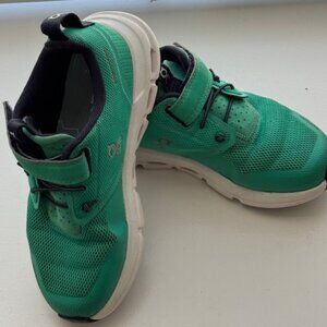 On Running Cloud Play Kids Athletic Shoes – Green – Size 11.5 US 👟💚
